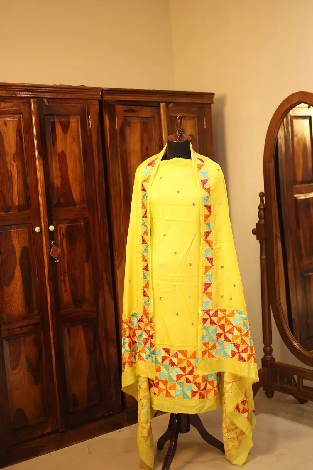 Yellow Geometric Embroidered Ethnic Kurta